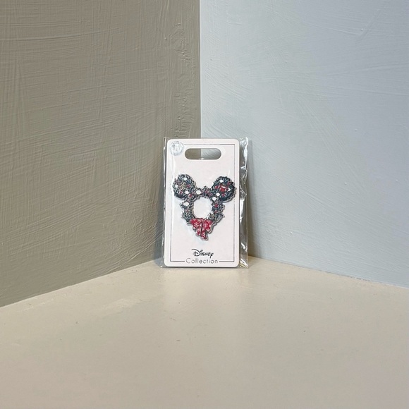 NWT Disney Mickey Holiday Christmas Wreath Pin - Picture 11 of 14